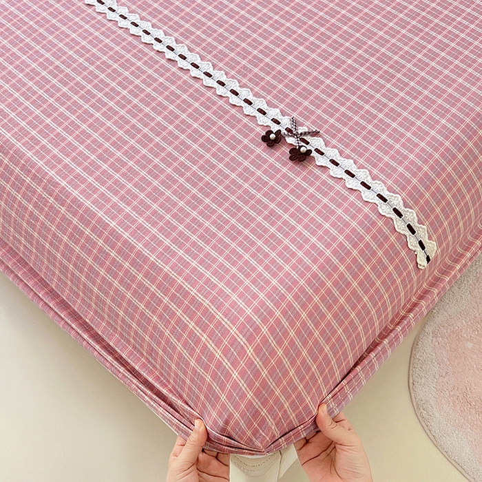 91家纺网 家纺一手货源 找家纺 梦舒羽 2025新款双层纱格子花边床笠防滑蕾丝床罩床垫保护套榻榻米宿舍三件套 花边款-落日红格