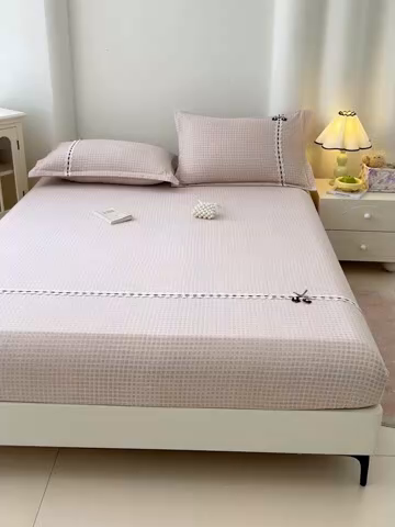 91家纺网 家纺一手货源 找家纺 梦舒羽 2025新款双层纱格子花边床笠防滑蕾丝床罩床垫保护套榻榻米宿舍三件套 花边款-莱茵粉格