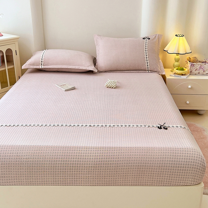 91家纺网 家纺一手货源 找家纺 梦舒羽 2025新款双层纱格子花边床笠防滑蕾丝床罩床垫保护套榻榻米宿舍三件套 花边款-莱茵粉格