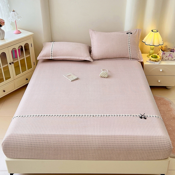 91家纺网 家纺一手货源 找家纺 梦舒羽 2025新款双层纱格子花边床笠防滑蕾丝床罩床垫保护套榻榻米宿舍三件套 花边款-莱茵粉格