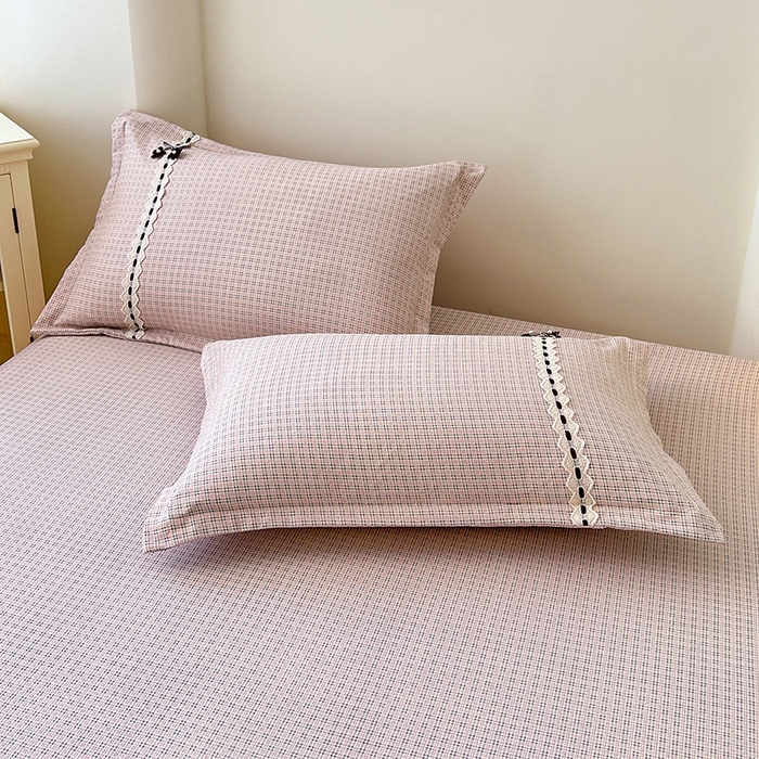 91家纺网 家纺一手货源 找家纺 梦舒羽 2025新款双层纱格子花边床笠防滑蕾丝床罩床垫保护套榻榻米宿舍三件套 花边款-莱茵粉格