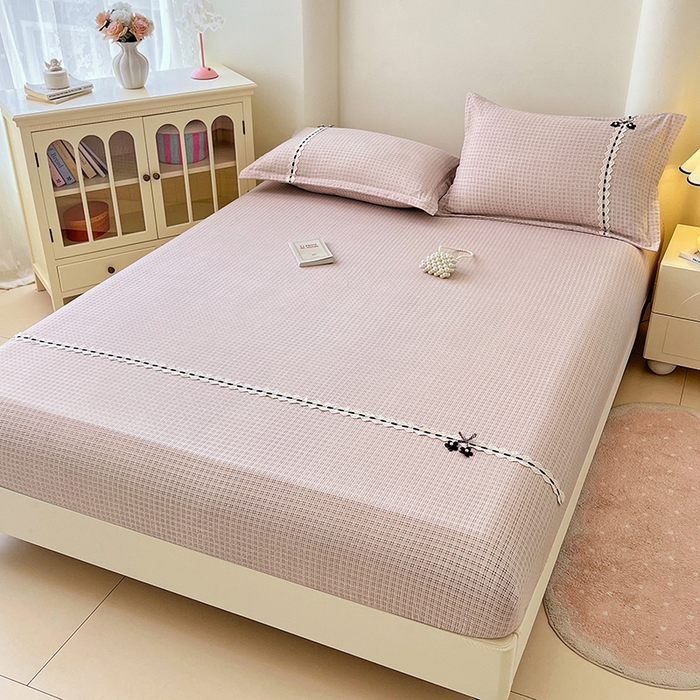 91家纺网 家纺一手货源 找家纺 梦舒羽 2025新款双层纱格子花边床笠防滑蕾丝床罩床垫保护套榻榻米宿舍三件套 花边款-莱茵粉格