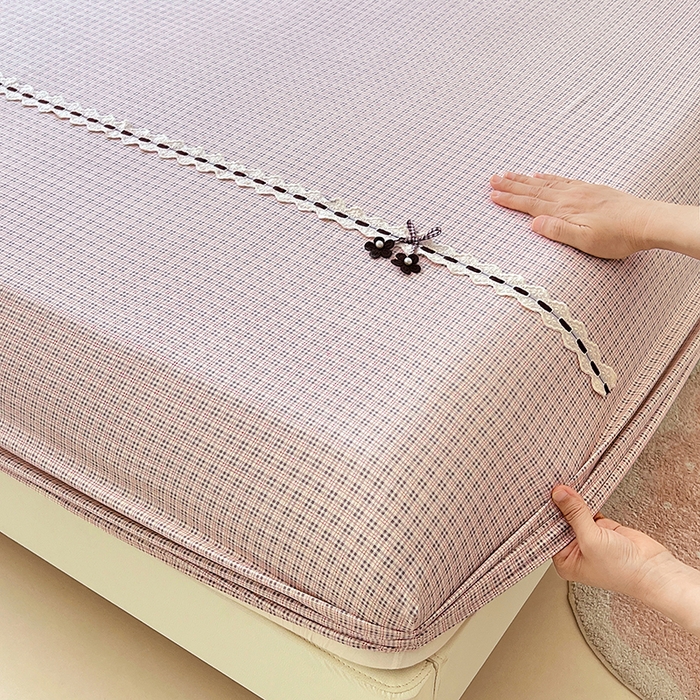 91家纺网 家纺一手货源 找家纺 梦舒羽 2025新款双层纱格子花边床笠防滑蕾丝床罩床垫保护套榻榻米宿舍三件套 花边款-莱茵粉格