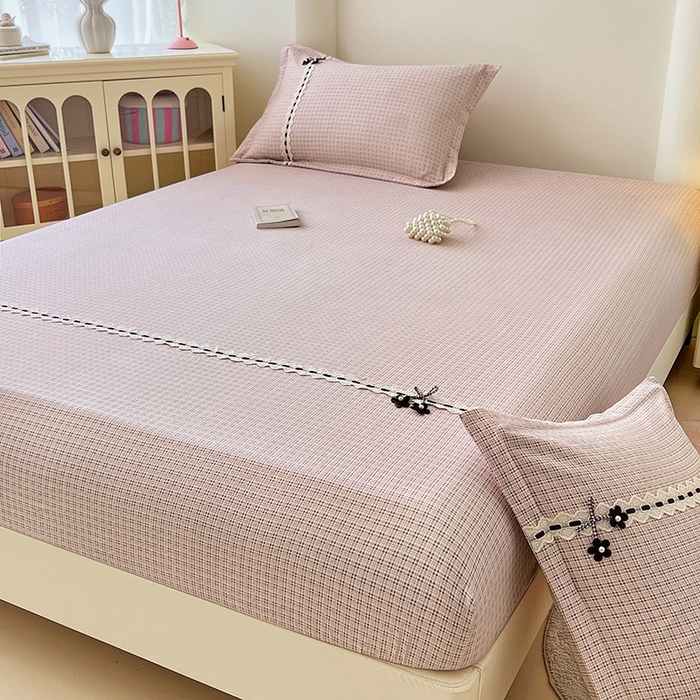 91家纺网 家纺一手货源 找家纺 梦舒羽 2025新款双层纱格子花边床笠防滑蕾丝床罩床垫保护套榻榻米宿舍三件套 花边款-莱茵粉格