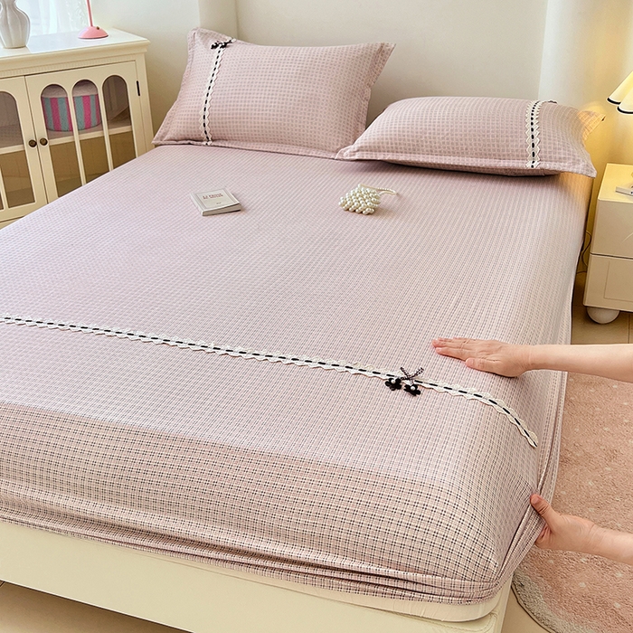 91家纺网 家纺一手货源 找家纺 梦舒羽 2025新款双层纱格子花边床笠防滑蕾丝床罩床垫保护套榻榻米宿舍三件套 花边款-莱茵粉格