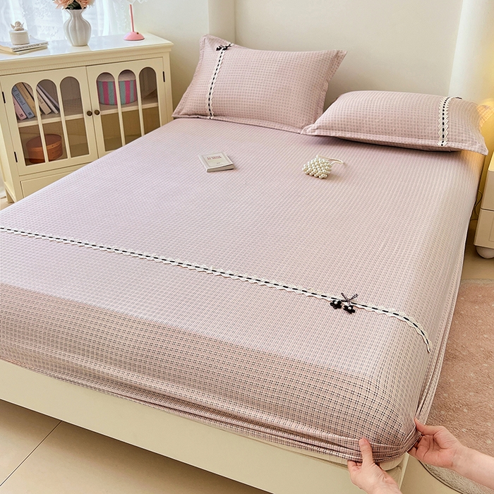 91家纺网 家纺一手货源 找家纺 梦舒羽 2025新款双层纱格子花边床笠防滑蕾丝床罩床垫保护套榻榻米宿舍三件套 花边款-莱茵粉格