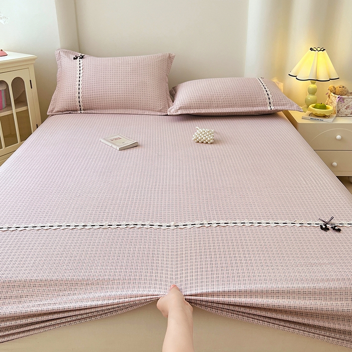 91家纺网 家纺一手货源 找家纺 梦舒羽 2025新款双层纱格子花边床笠防滑蕾丝床罩床垫保护套榻榻米宿舍三件套 花边款-莱茵粉格