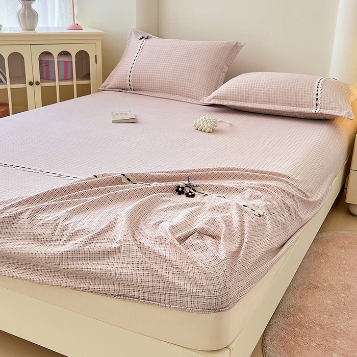 91家纺网 家纺一手货源 找家纺 梦舒羽 2025新款双层纱格子花边床笠防滑蕾丝床罩床垫保护套榻榻米宿舍三件套 花边款-莱茵粉格