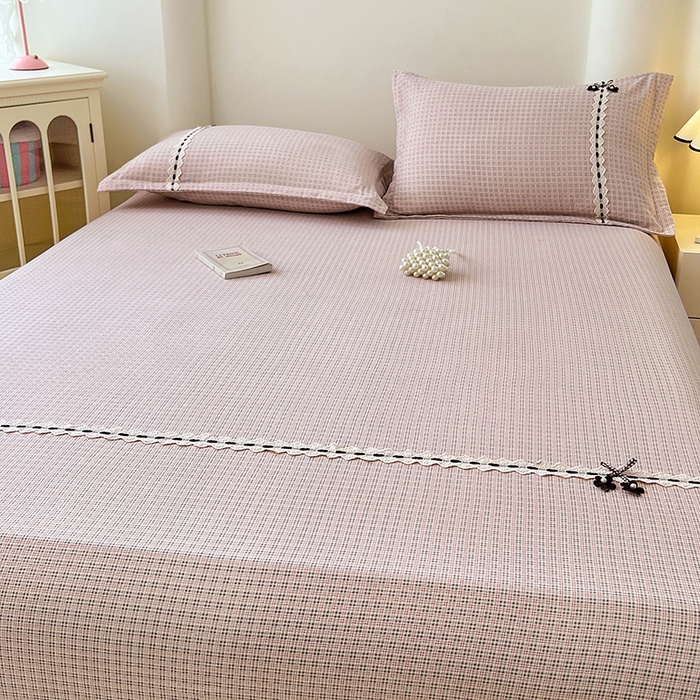 91家纺网 家纺一手货源 找家纺 梦舒羽 2025新款双层纱格子花边床笠防滑蕾丝床罩床垫保护套榻榻米宿舍三件套 花边款-莱茵粉格