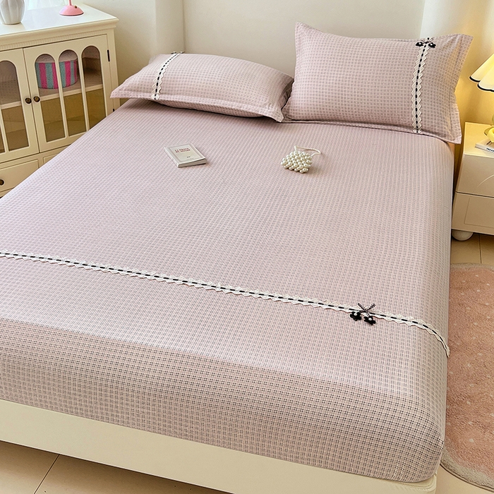 91家纺网 家纺一手货源 找家纺 梦舒羽 2025新款双层纱格子花边床笠防滑蕾丝床罩床垫保护套榻榻米宿舍三件套 花边款-莱茵粉格
