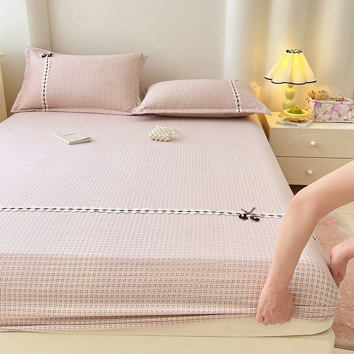 91家纺网 家纺一手货源 找家纺 梦舒羽 2025新款双层纱格子花边床笠防滑蕾丝床罩床垫保护套榻榻米宿舍三件套 花边款-莱茵粉格