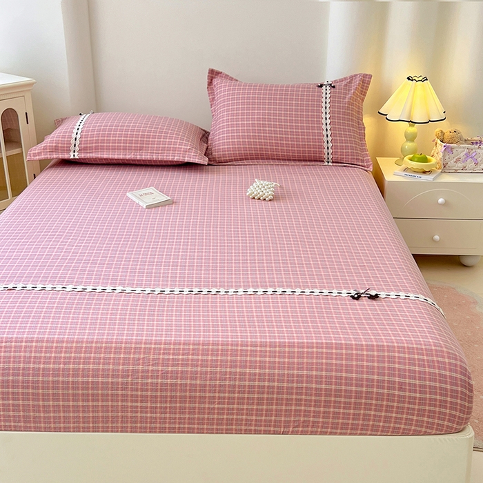 91家纺网 家纺一手货源 找家纺 梦舒羽 2025新款双层纱格子花边床笠防滑蕾丝床罩床垫保护套榻榻米宿舍三件套 花边款-落日红格