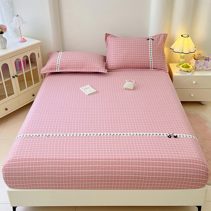 91家纺网 家纺一手货源 找家纺 梦舒羽 2025新款双层纱格子花边床笠防滑蕾丝床罩床垫保护套榻榻米宿舍三件套 花边款-落日红格