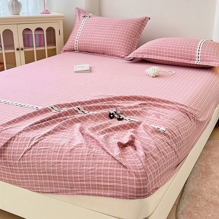 91家纺网 家纺一手货源 找家纺 梦舒羽 2025新款双层纱格子花边床笠防滑蕾丝床罩床垫保护套榻榻米宿舍三件套 花边款-落日红格