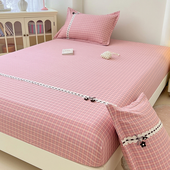 91家纺网 家纺一手货源 找家纺 梦舒羽 2025新款双层纱格子花边床笠防滑蕾丝床罩床垫保护套榻榻米宿舍三件套 花边款-落日红格