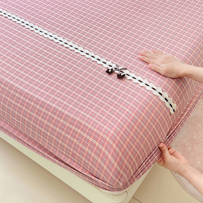 91家纺网 家纺一手货源 找家纺 梦舒羽 2025新款双层纱格子花边床笠防滑蕾丝床罩床垫保护套榻榻米宿舍三件套 花边款-落日红格