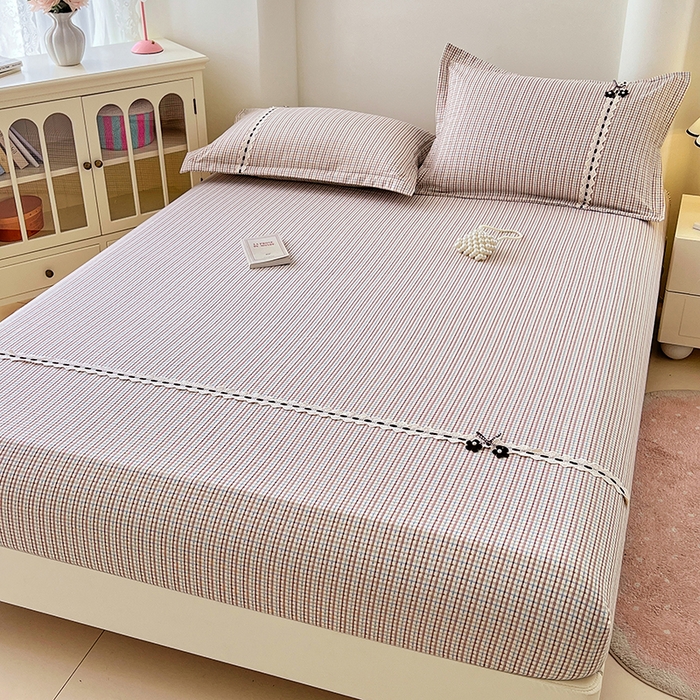 91家纺网 家纺一手货源 找家纺 梦舒羽 2025新款双层纱格子花边床笠防滑蕾丝床罩床垫保护套榻榻米宿舍三件套 花边款-魅力蓝咖