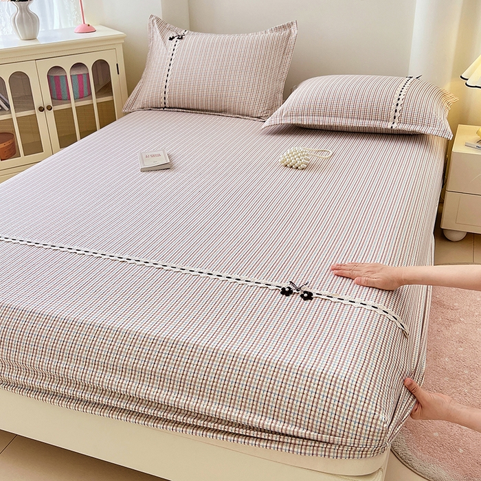 91家纺网 家纺一手货源 找家纺 梦舒羽 2025新款双层纱格子花边床笠防滑蕾丝床罩床垫保护套榻榻米宿舍三件套 花边款-魅力蓝咖