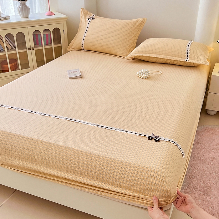 91家纺网 家纺一手货源 找家纺 梦舒羽 2025新款双层纱格子花边床笠防滑蕾丝床罩床垫保护套榻榻米宿舍三件套 花边款-秋田黄格