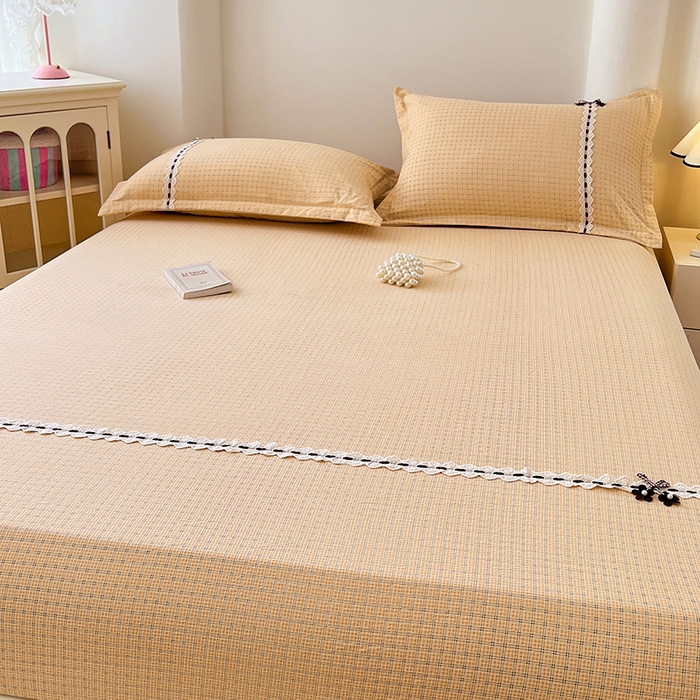 91家纺网 家纺一手货源 找家纺 梦舒羽 2025新款双层纱格子花边床笠防滑蕾丝床罩床垫保护套榻榻米宿舍三件套 花边款-秋田黄格