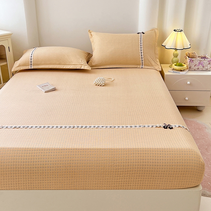 91家纺网 家纺一手货源 找家纺 梦舒羽 2025新款双层纱格子花边床笠防滑蕾丝床罩床垫保护套榻榻米宿舍三件套 花边款-秋田黄格