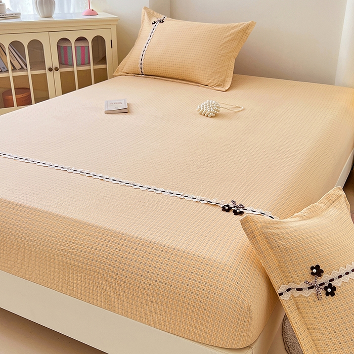 91家纺网 家纺一手货源 找家纺 梦舒羽 2025新款双层纱格子花边床笠防滑蕾丝床罩床垫保护套榻榻米宿舍三件套 花边款-秋田黄格