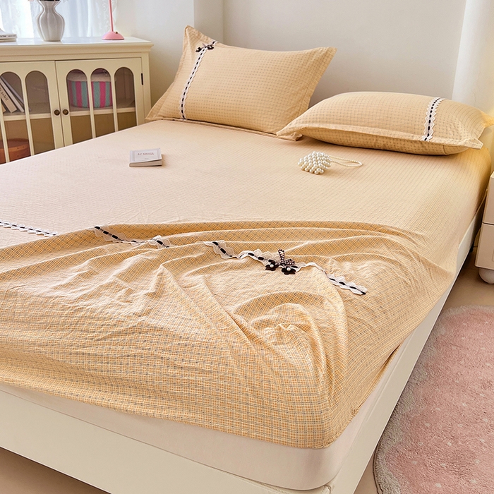 91家纺网 家纺一手货源 找家纺 梦舒羽 2025新款双层纱格子花边床笠防滑蕾丝床罩床垫保护套榻榻米宿舍三件套 花边款-秋田黄格