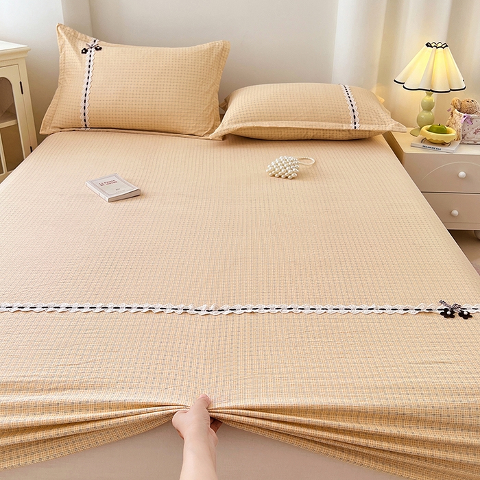 91家纺网 家纺一手货源 找家纺 梦舒羽 2025新款双层纱格子花边床笠防滑蕾丝床罩床垫保护套榻榻米宿舍三件套 花边款-秋田黄格