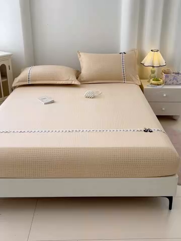 91家纺网 家纺一手货源 找家纺 梦舒羽 2025新款双层纱格子花边床笠防滑蕾丝床罩床垫保护套榻榻米宿舍三件套 花边款-秋田黄格