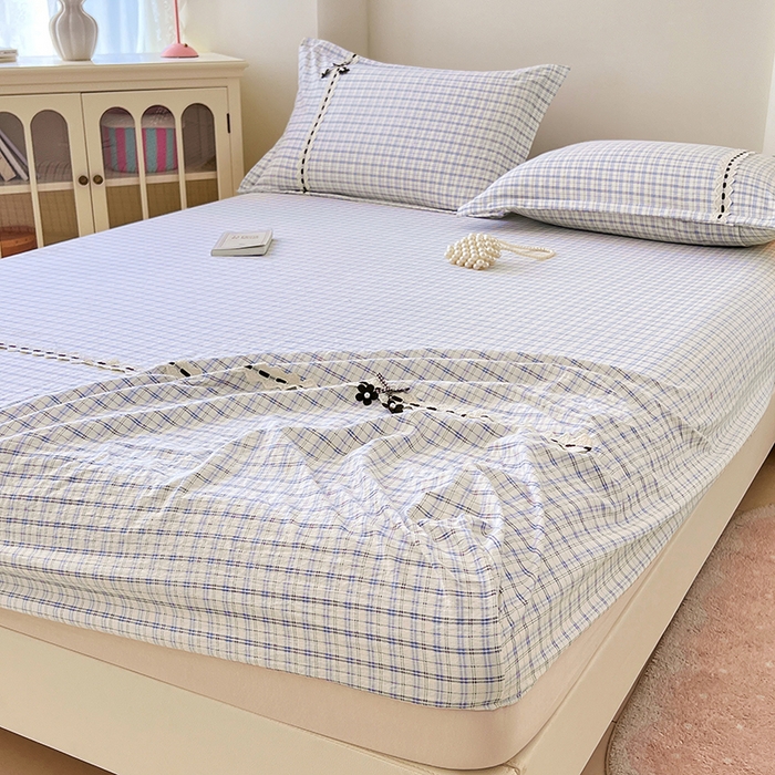 91家纺网 家纺一手货源 找家纺 梦舒羽 2025新款双层纱格子花边床笠防滑蕾丝床罩床垫保护套榻榻米宿舍三件套 花边款-天空蓝格