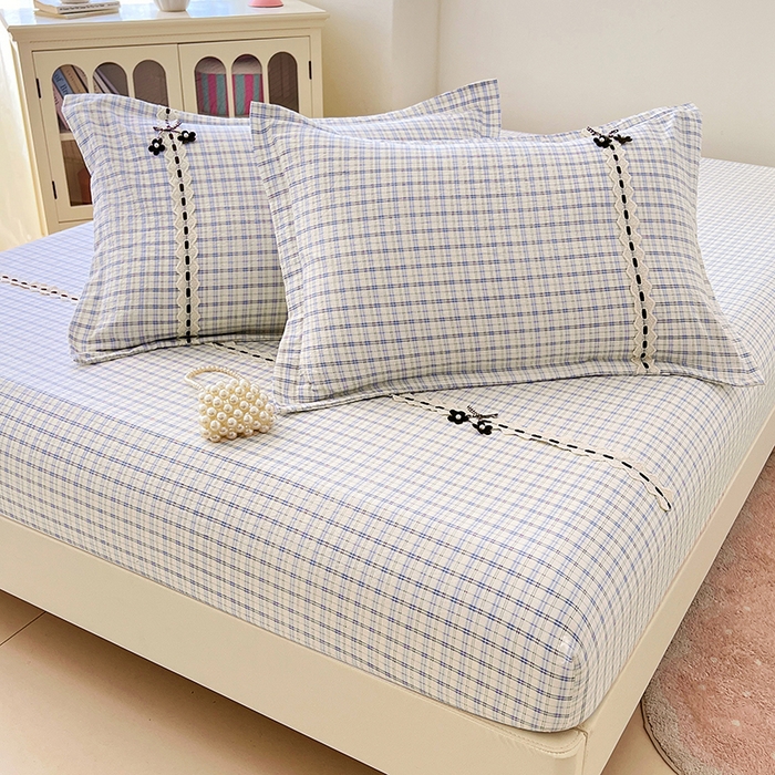 91家纺网 家纺一手货源 找家纺 梦舒羽 2025新款双层纱格子花边床笠防滑蕾丝床罩床垫保护套榻榻米宿舍三件套 花边款-天空蓝格