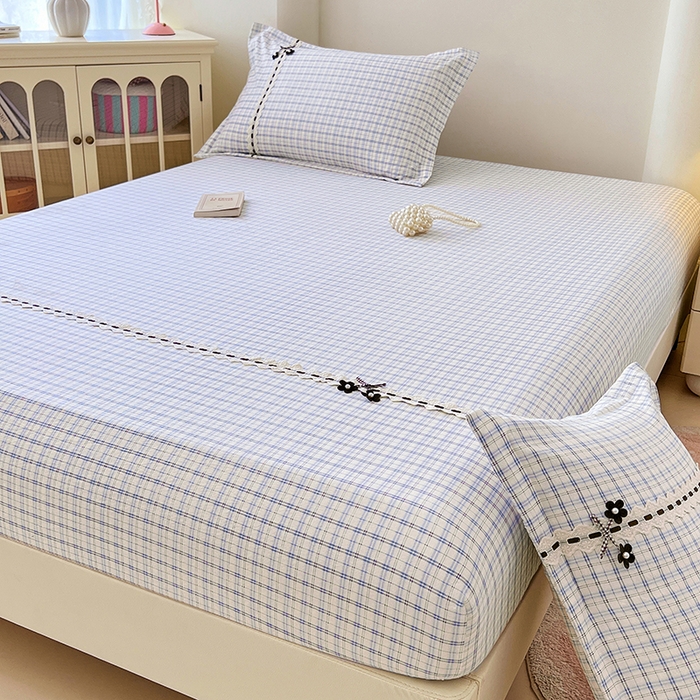 91家纺网 家纺一手货源 找家纺 梦舒羽 2025新款双层纱格子花边床笠防滑蕾丝床罩床垫保护套榻榻米宿舍三件套 花边款-天空蓝格