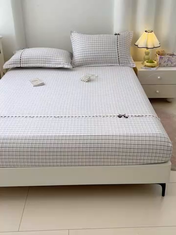 91家纺网 家纺一手货源 找家纺 梦舒羽 2025新款双层纱格子花边床笠防滑蕾丝床罩床垫保护套榻榻米宿舍三件套 花边款-天空蓝格