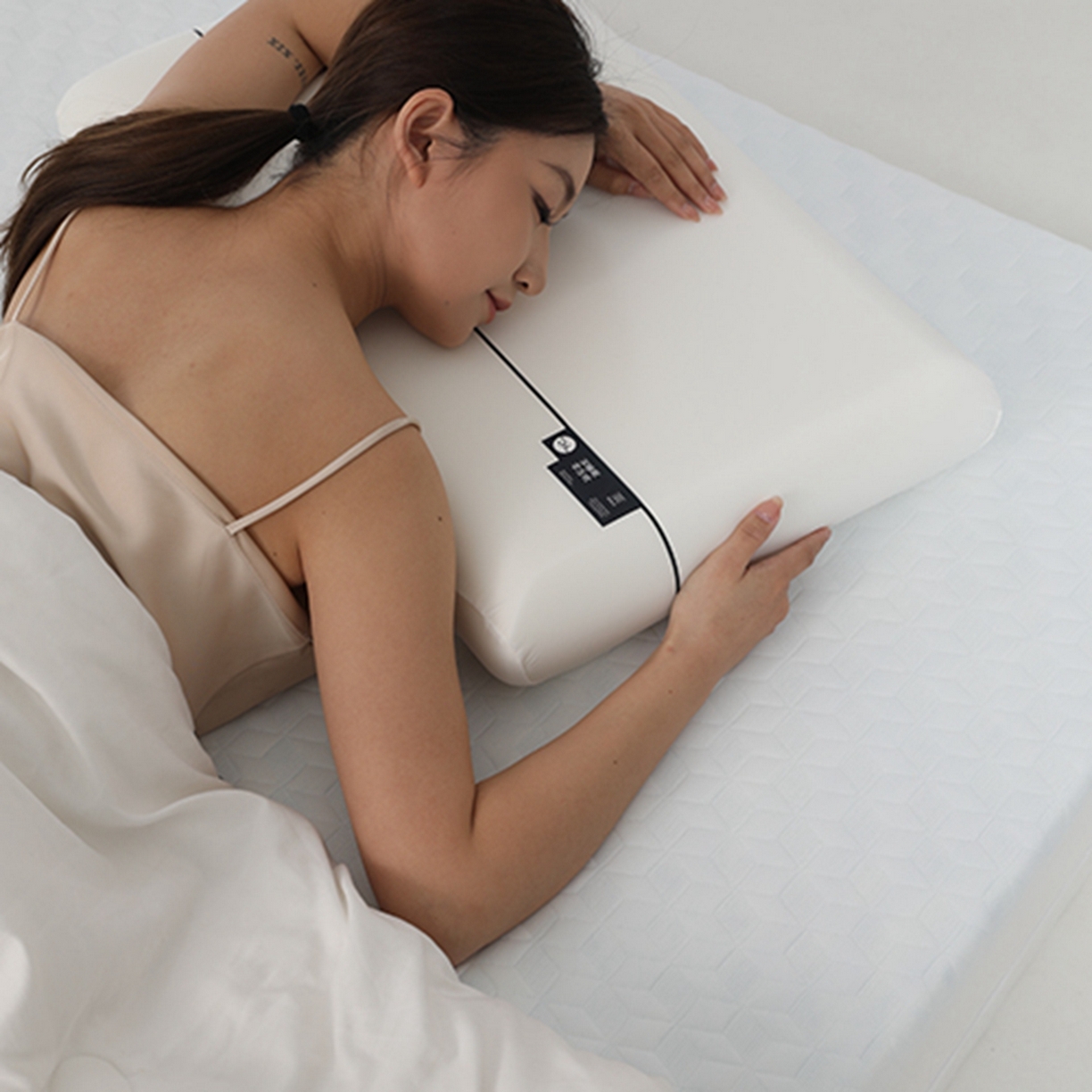 91家纺网 家纺一手货源 找家纺 （总）蝶飞舞 2025新款（源头工厂）纯白切割款某朵酒店枕同款零压力记忆枕慢回弹枕芯