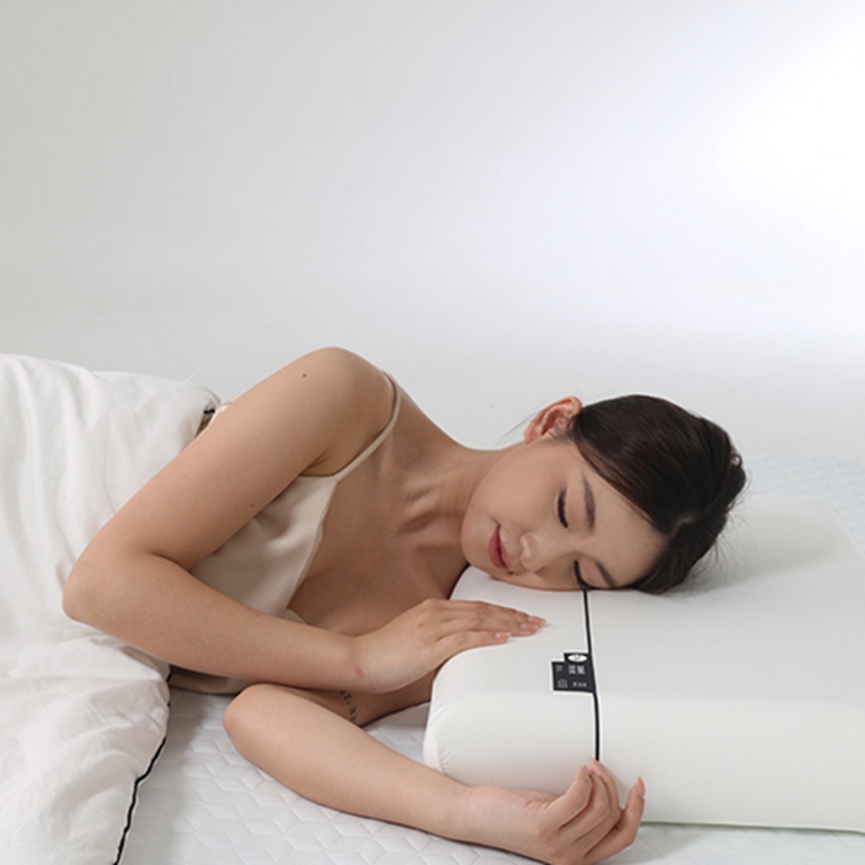 91家纺网 家纺一手货源 找家纺 （总）蝶飞舞 2025新款（源头工厂）纯白切割款某朵酒店枕同款零压力记忆枕慢回弹枕芯