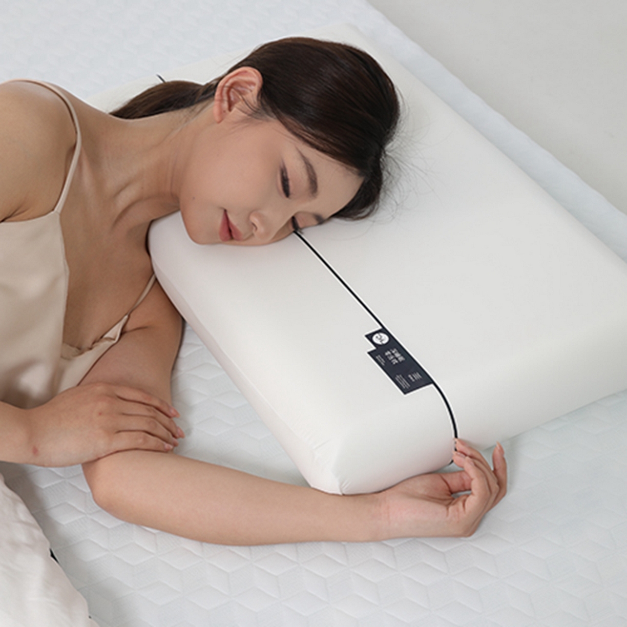 91家纺网 家纺一手货源 找家纺 （总）蝶飞舞 2025新款（源头工厂）纯白切割款某朵酒店枕同款零压力记忆枕慢回弹枕芯