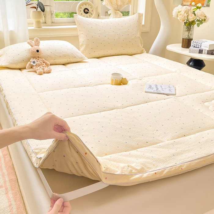 91家纺网 家纺一手货源 找家纺 仟网汇 2025新款云感皱皱纱双层纱棉花立体床垫 彩波点