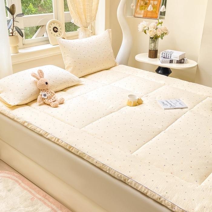 91家纺网 家纺一手货源 找家纺 仟网汇 2025新款云感皱皱纱双层纱棉花立体床垫 彩波点