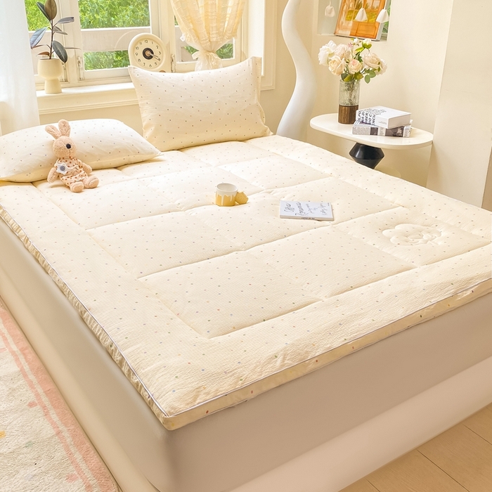 91家纺网 家纺一手货源 找家纺 仟网汇 2025新款云感皱皱纱双层纱棉花立体床垫 彩波点