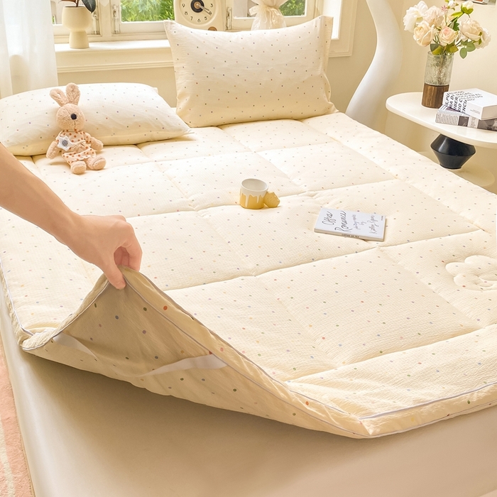 91家纺网 家纺一手货源 找家纺 仟网汇 2025新款云感皱皱纱双层纱棉花立体床垫 彩波点