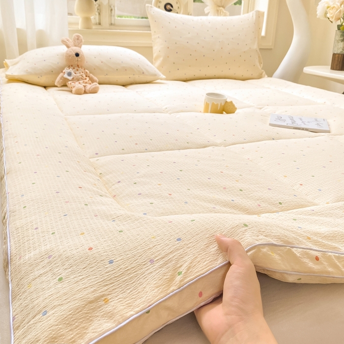 91家纺网 家纺一手货源 找家纺 仟网汇 2025新款云感皱皱纱双层纱棉花立体床垫 彩波点