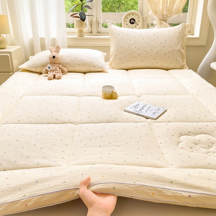 91家纺网 家纺一手货源 找家纺 仟网汇 2025新款云感皱皱纱双层纱棉花立体床垫 彩波点