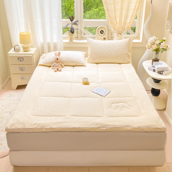 91家纺网 家纺一手货源 找家纺 仟网汇 2025新款云感皱皱纱双层纱棉花立体床垫 彩波点