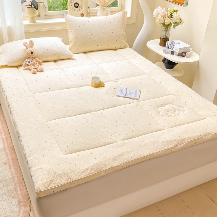 91家纺网 家纺一手货源 找家纺 仟网汇 2025新款云感皱皱纱双层纱棉花立体床垫 彩波点