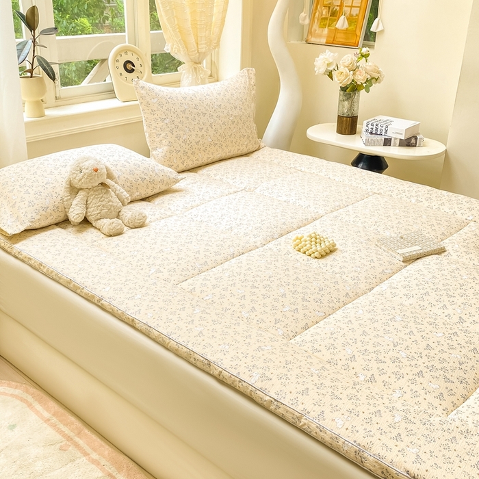 91家纺网 家纺一手货源 找家纺 仟网汇 2025新款云感皱皱纱双层纱棉花立体床垫 花间兔