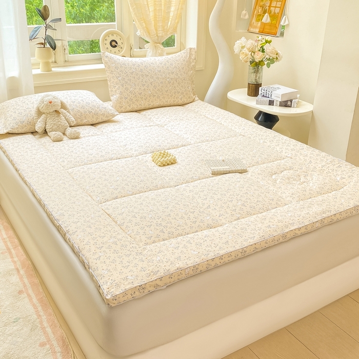 91家纺网 家纺一手货源 找家纺 仟网汇 2025新款云感皱皱纱双层纱棉花立体床垫 花间兔