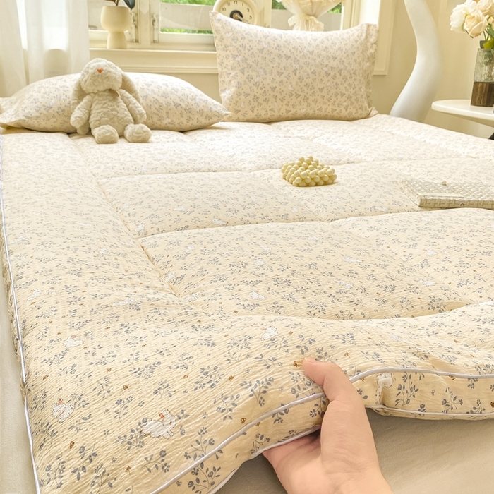 91家纺网 家纺一手货源 找家纺 仟网汇 2025新款云感皱皱纱双层纱棉花立体床垫 花间兔