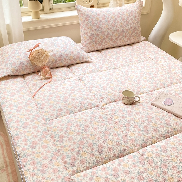 91家纺网 家纺一手货源 找家纺 仟网汇 2025新款云感皱皱纱双层纱棉花立体床垫 十里桃花