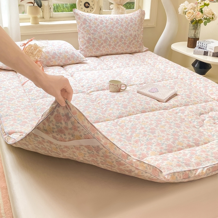 91家纺网 家纺一手货源 找家纺 仟网汇 2025新款云感皱皱纱双层纱棉花立体床垫 十里桃花