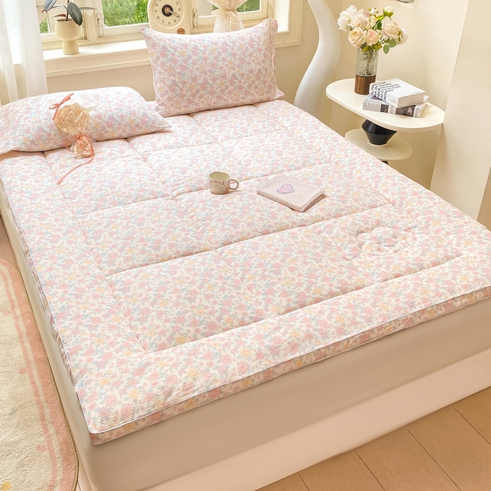 91家纺网 家纺一手货源 找家纺 仟网汇 2025新款云感皱皱纱双层纱棉花立体床垫 十里桃花